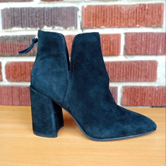 NWT Steve Madden 'Thrived' Genuine Suede Pointy Toe Notched Ankle Booties in Blk - Picture 3 of 7